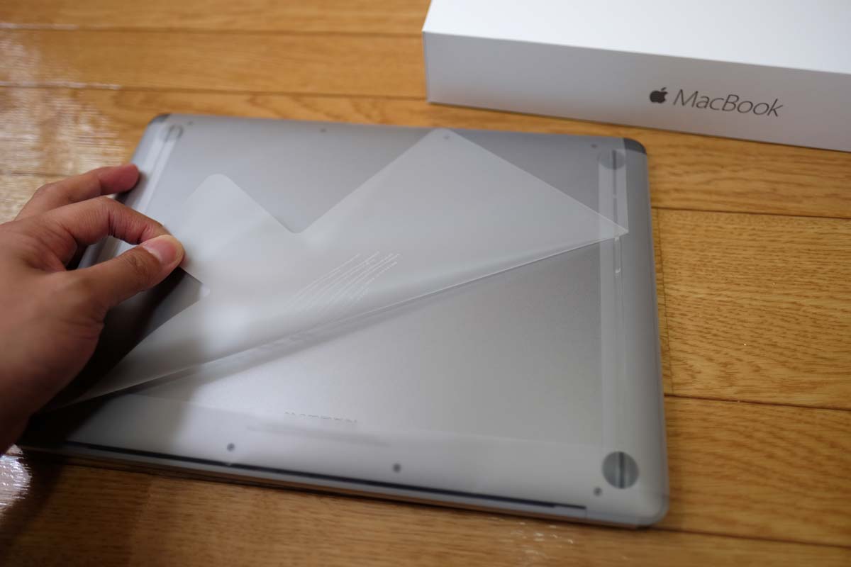 MacBookの保護フィルムを剥がす