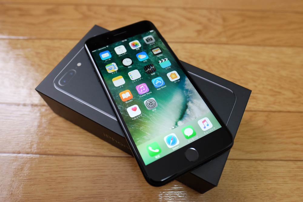 iPhone7 Plus ジェットブラックの前面