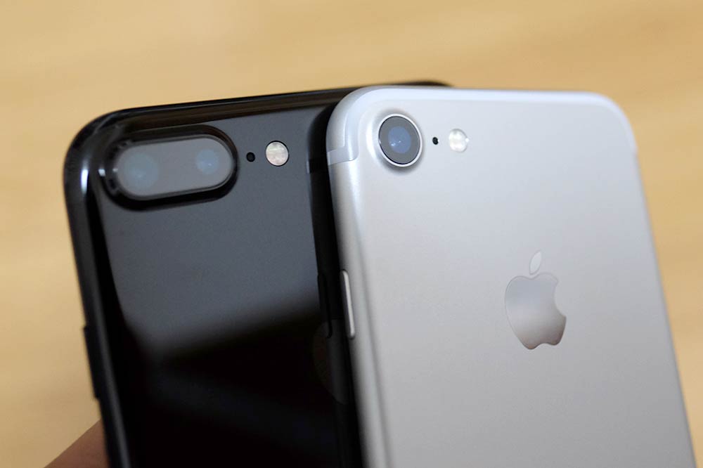 iPhone 7 Plus(ジェットブラック)とiPhone 7(シルバー)