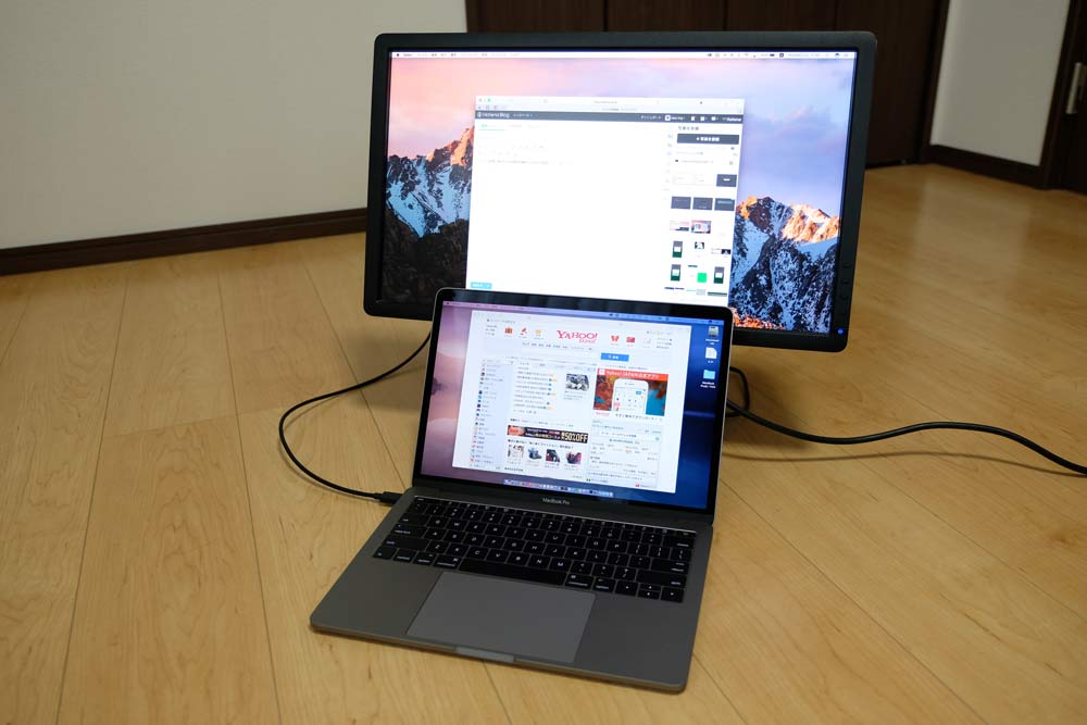 13インチMacBook Proと外部ディスプレイ1