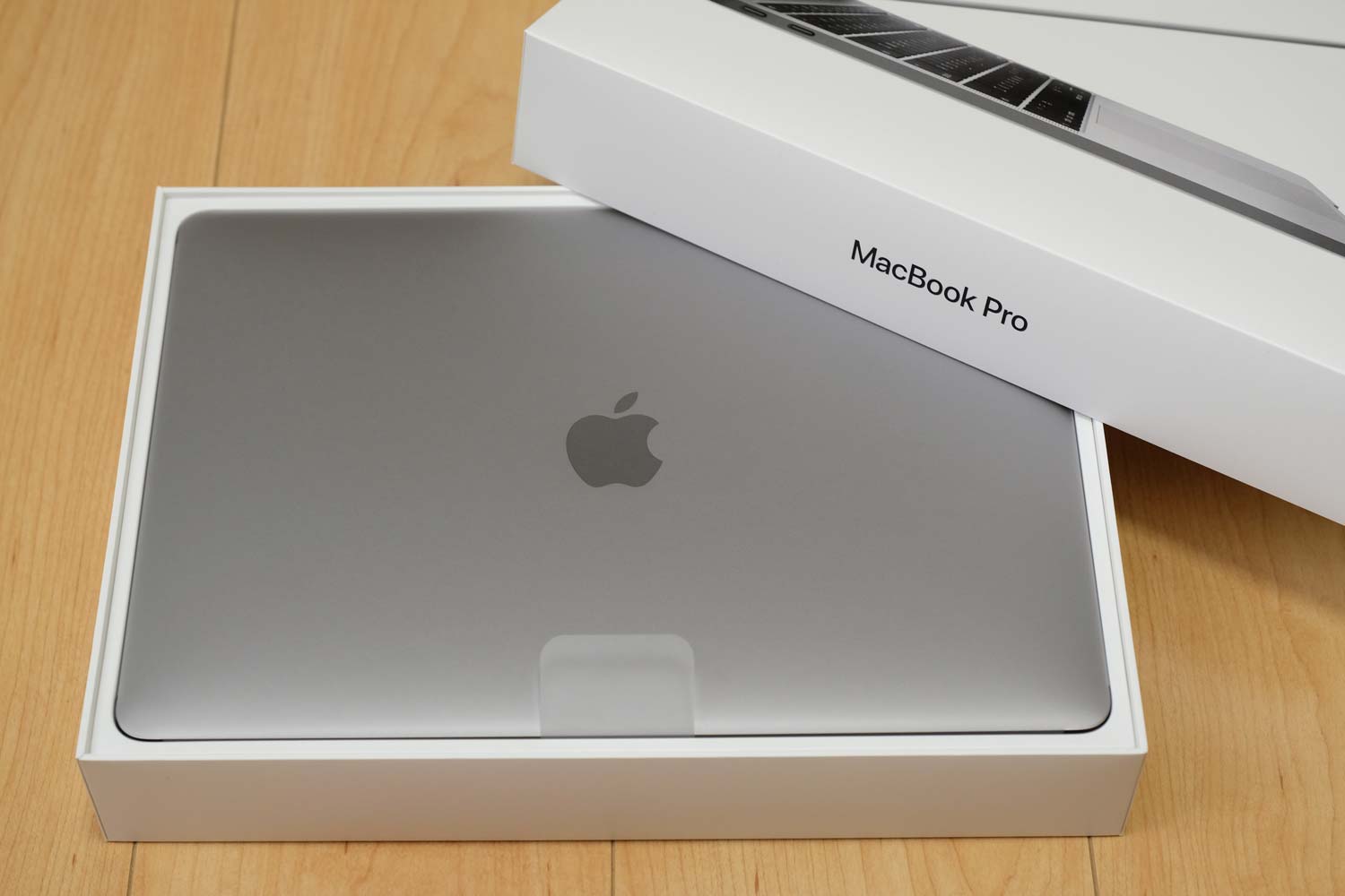 MacBook Pro 13インチ(2017)を開封