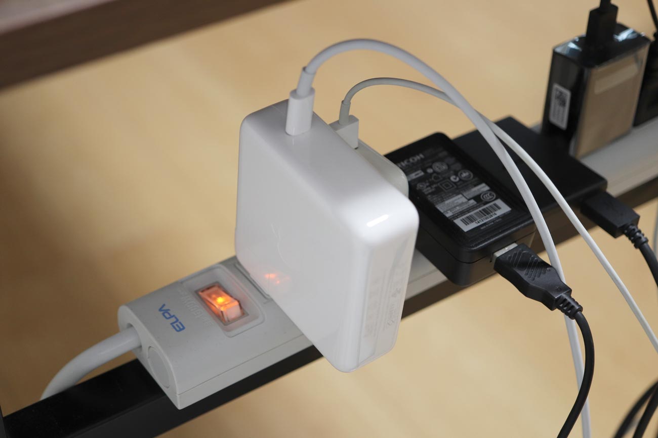 電源タップから充電している