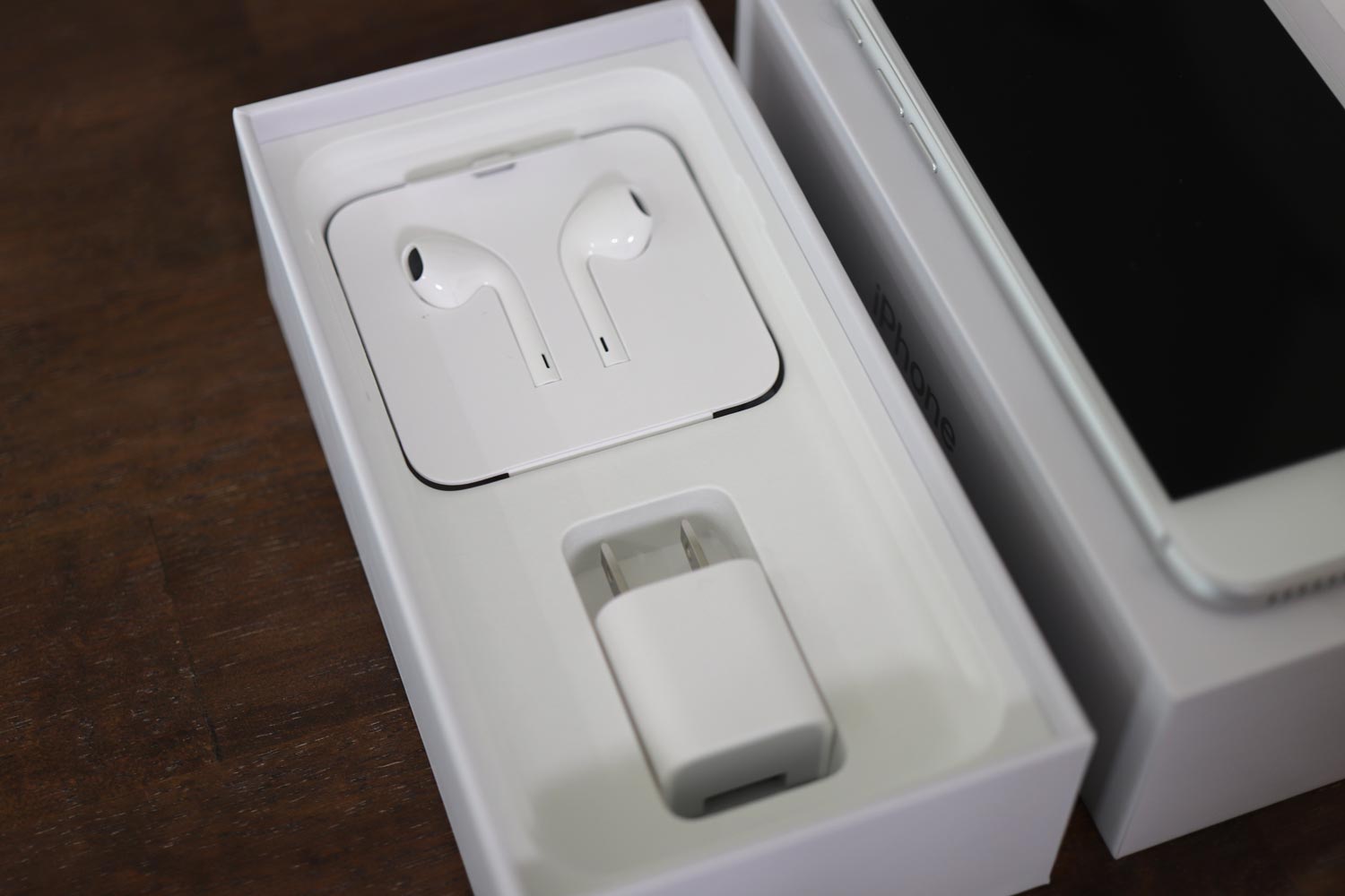 iPhone8 電源コネクタやケーブル