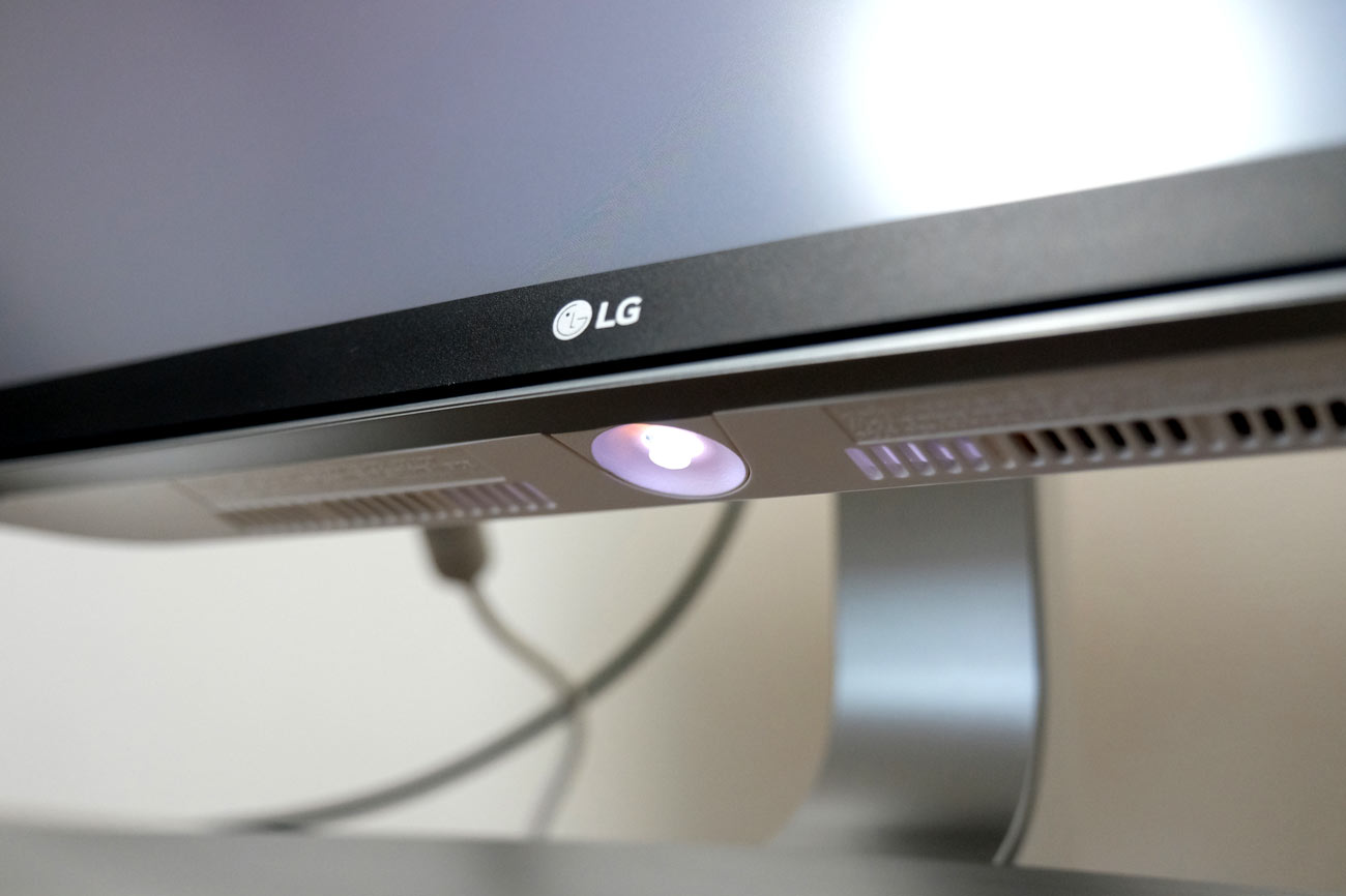 20171010173359j:plain LG 27UD88-W 電源ボタン