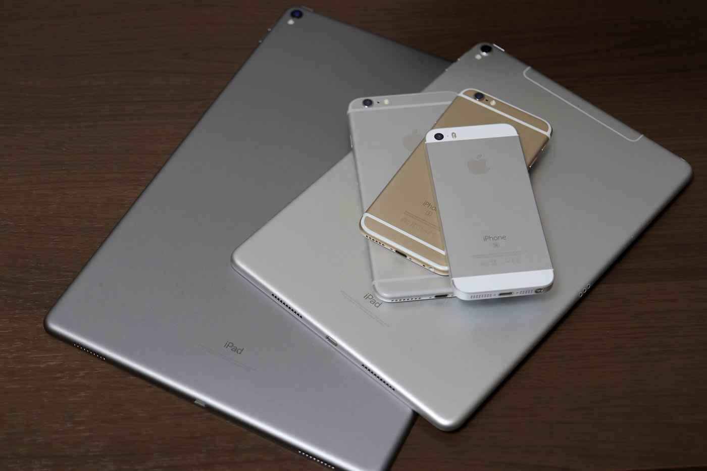 アルミ筐体のiPadとiPhone