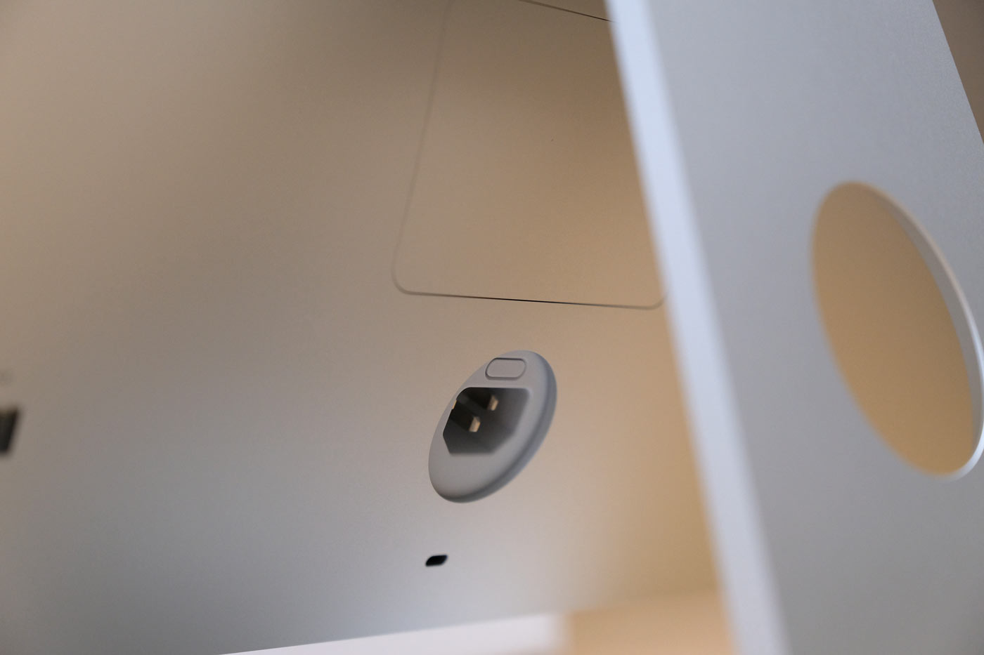 20171217110149j:plain 27インチiMac 電源コネクタ