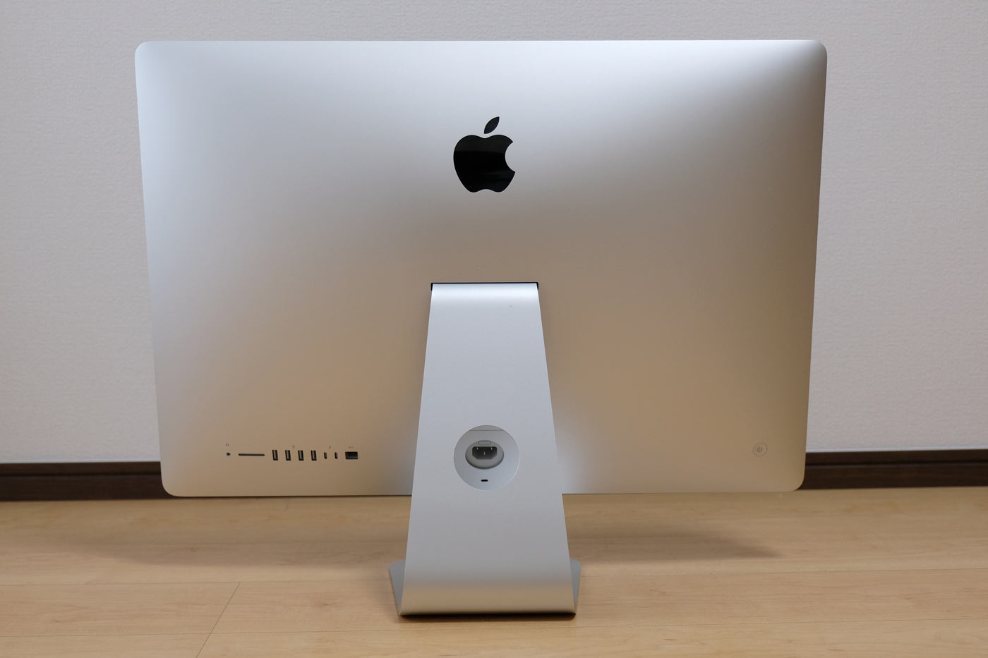 20171217110221j:plain 27インチiMac 5K 外観デザイン 背面側
