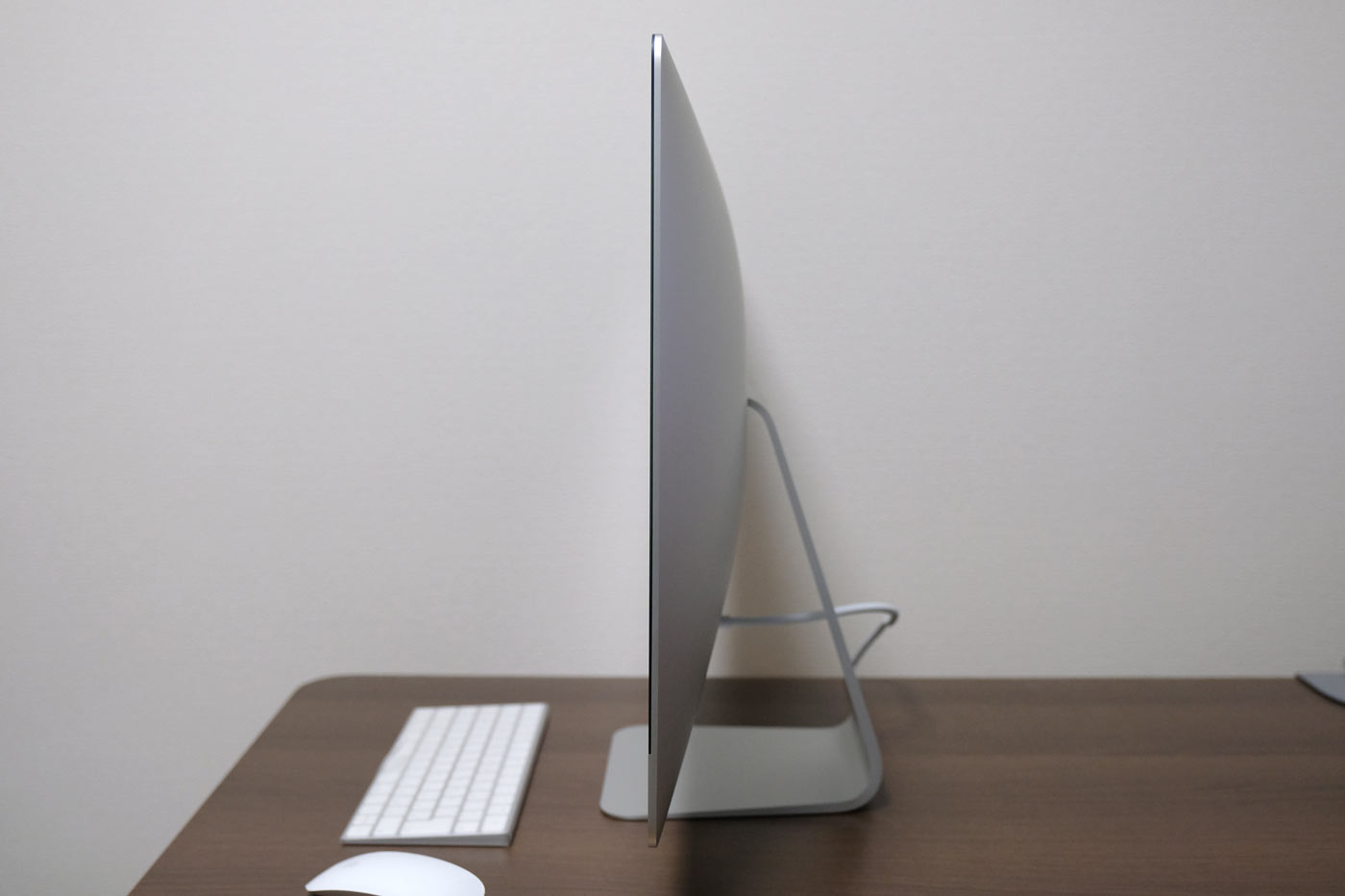 20171217112401j:plain 27インチiMac 5K 横から見たスタイル