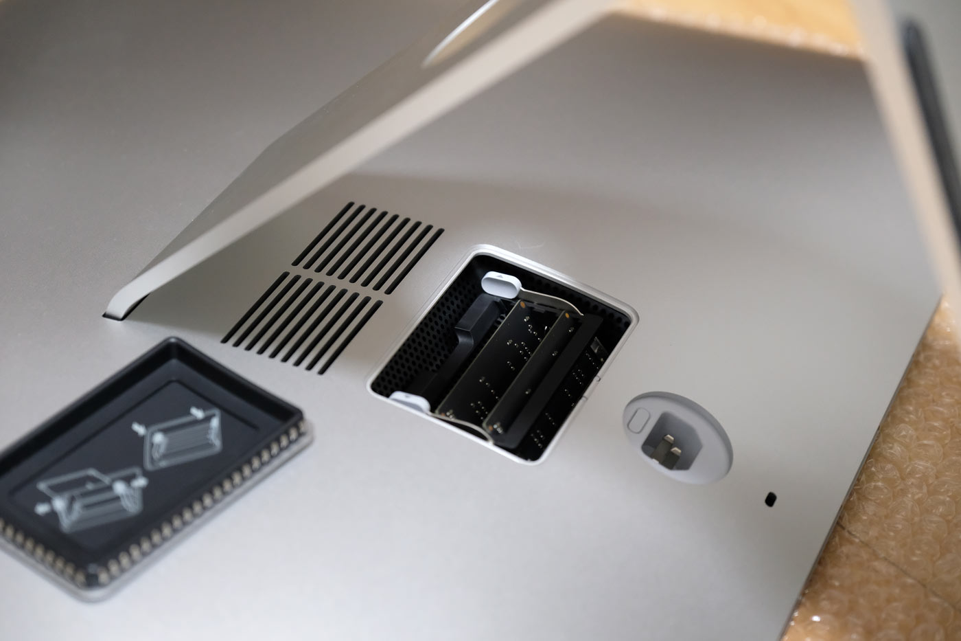 iMac 5K メモリソケットカバーを外す