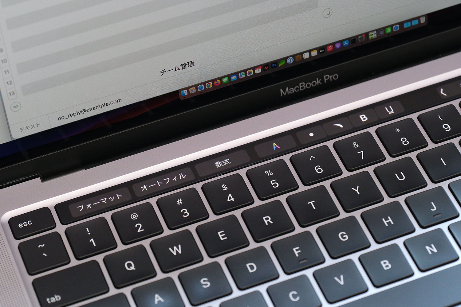 MacBook Pro 13インチ Touch Bar