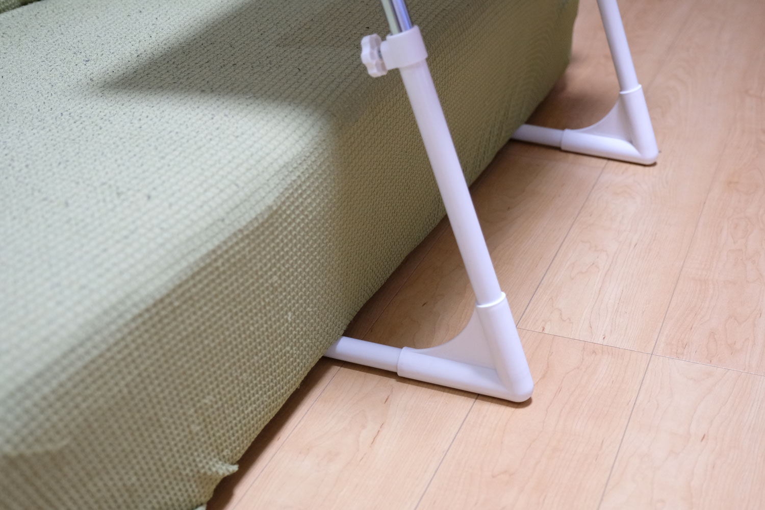 脚部分パイプをソファーの下へ