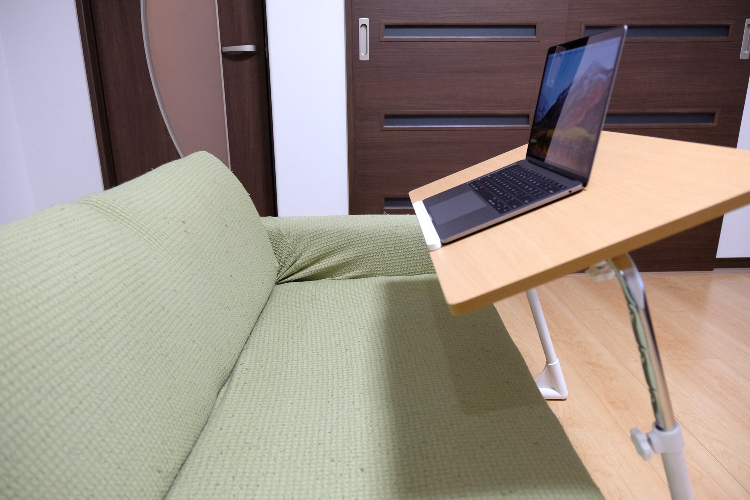 サイドテーブルでPC作業