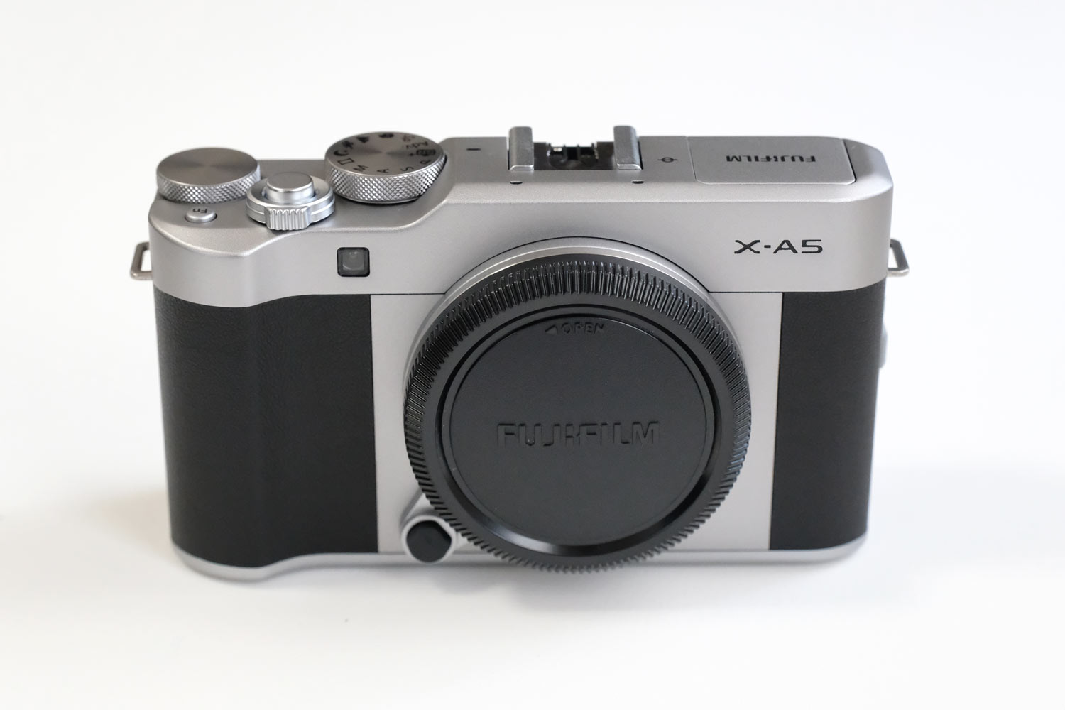 20180218095349j:plain FUJIFILM X-A5 外観デザイン 正面
