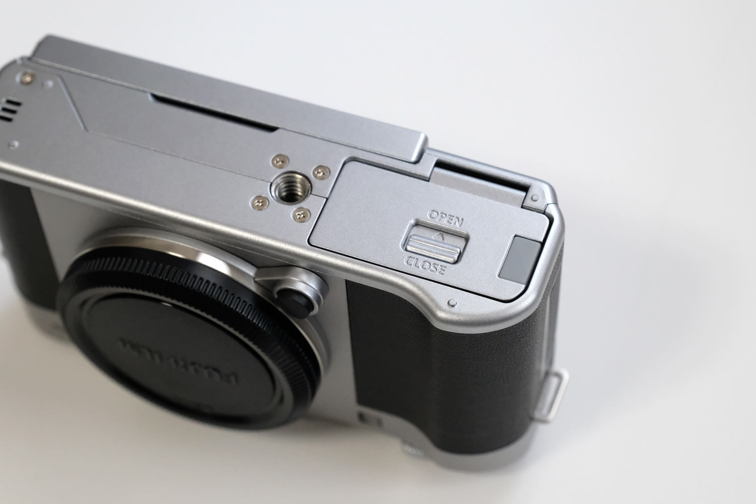 20180218101049j:plain FUJIFILM X-A5 バッテリーカバー