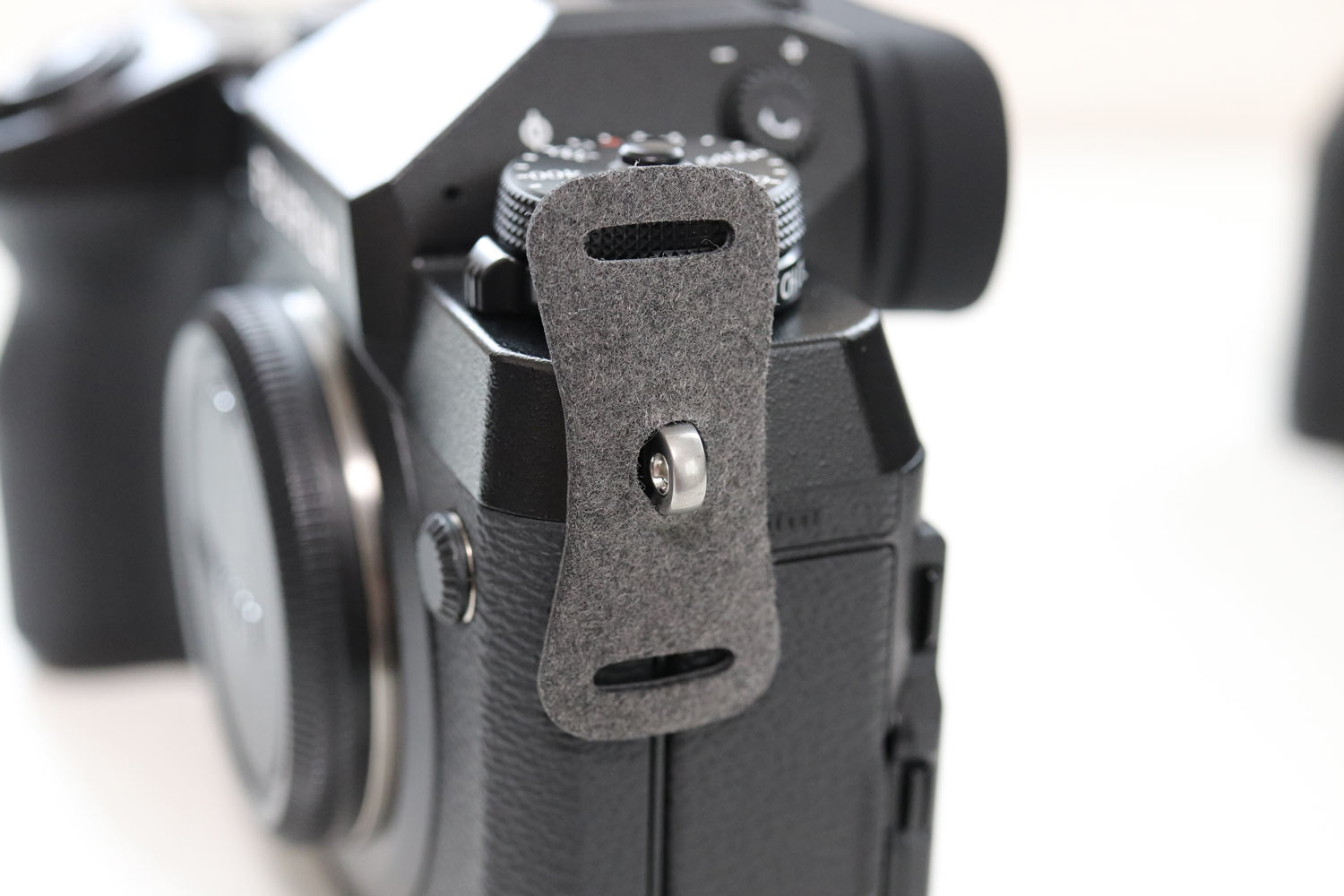X-H1にストラップカバー取り付け