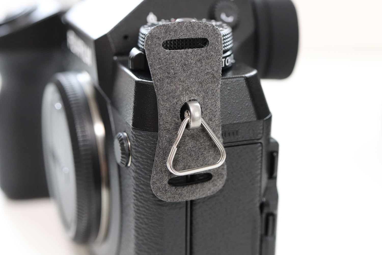 X-H1にストラップリングを取り付け
