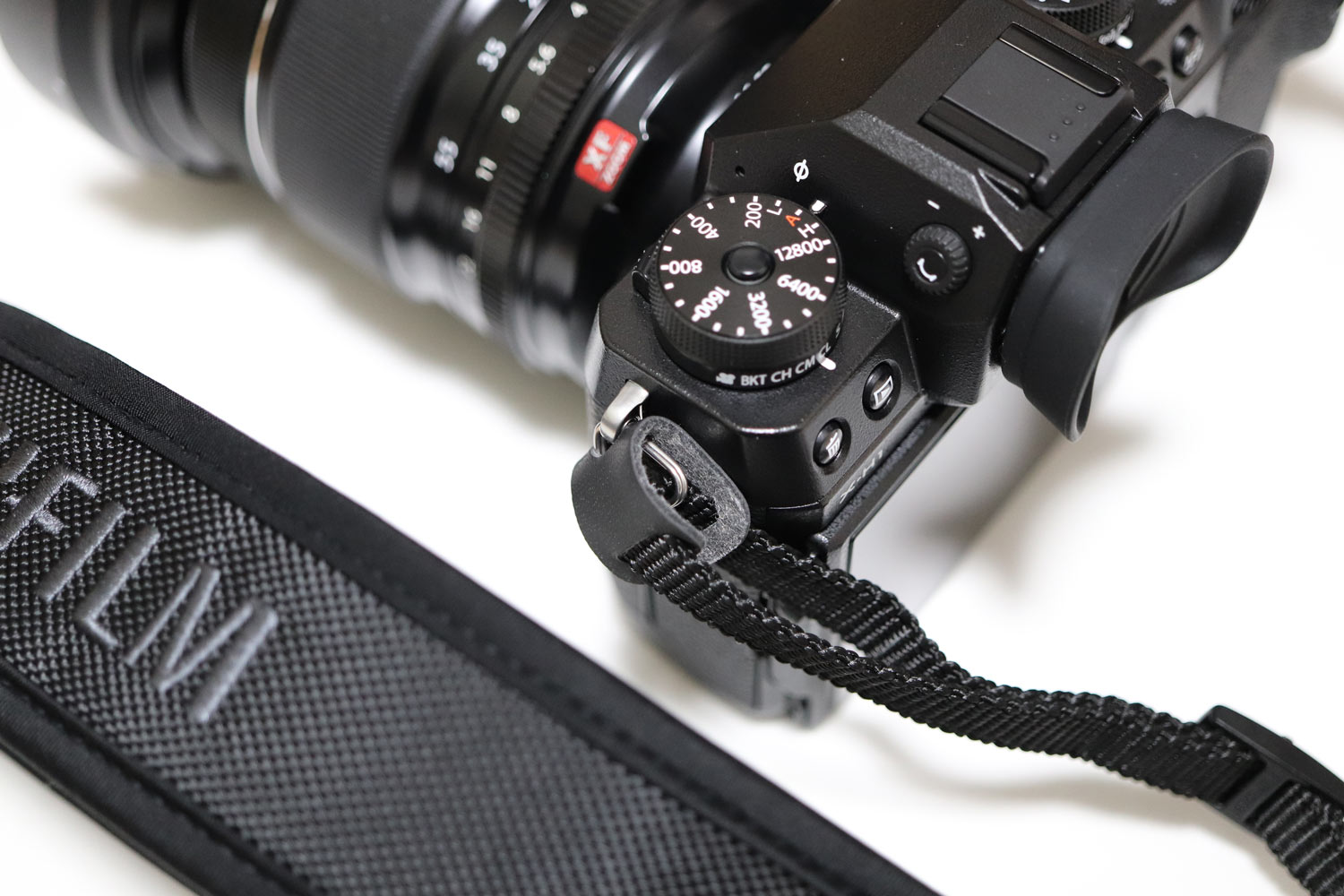 X-H1にショルダーストラップを付ける