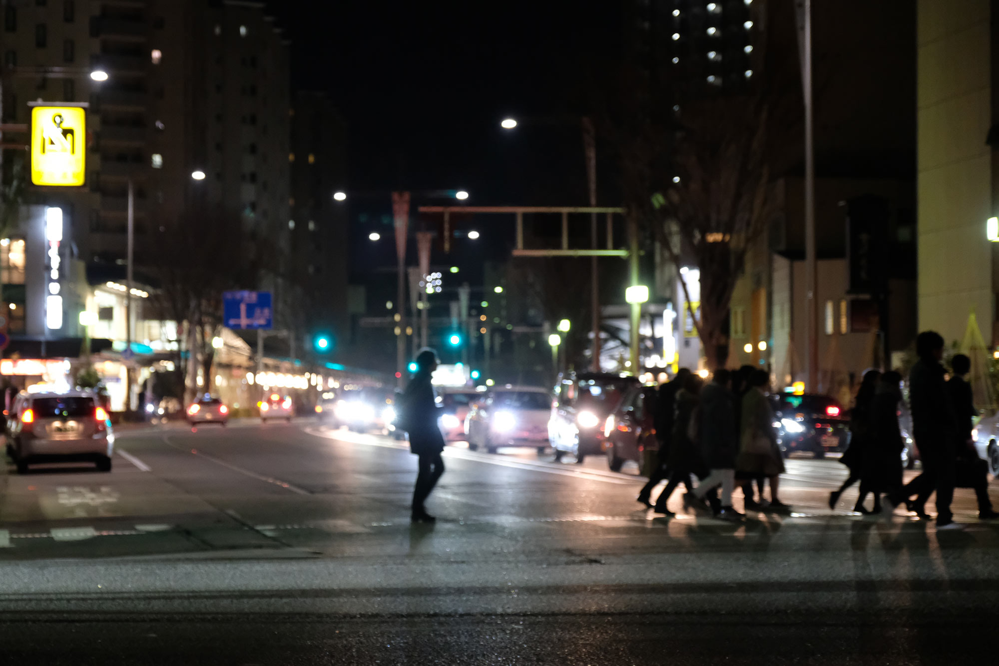 X-H1 + XF16-55mmF2.8(夜の歩道を撮影)