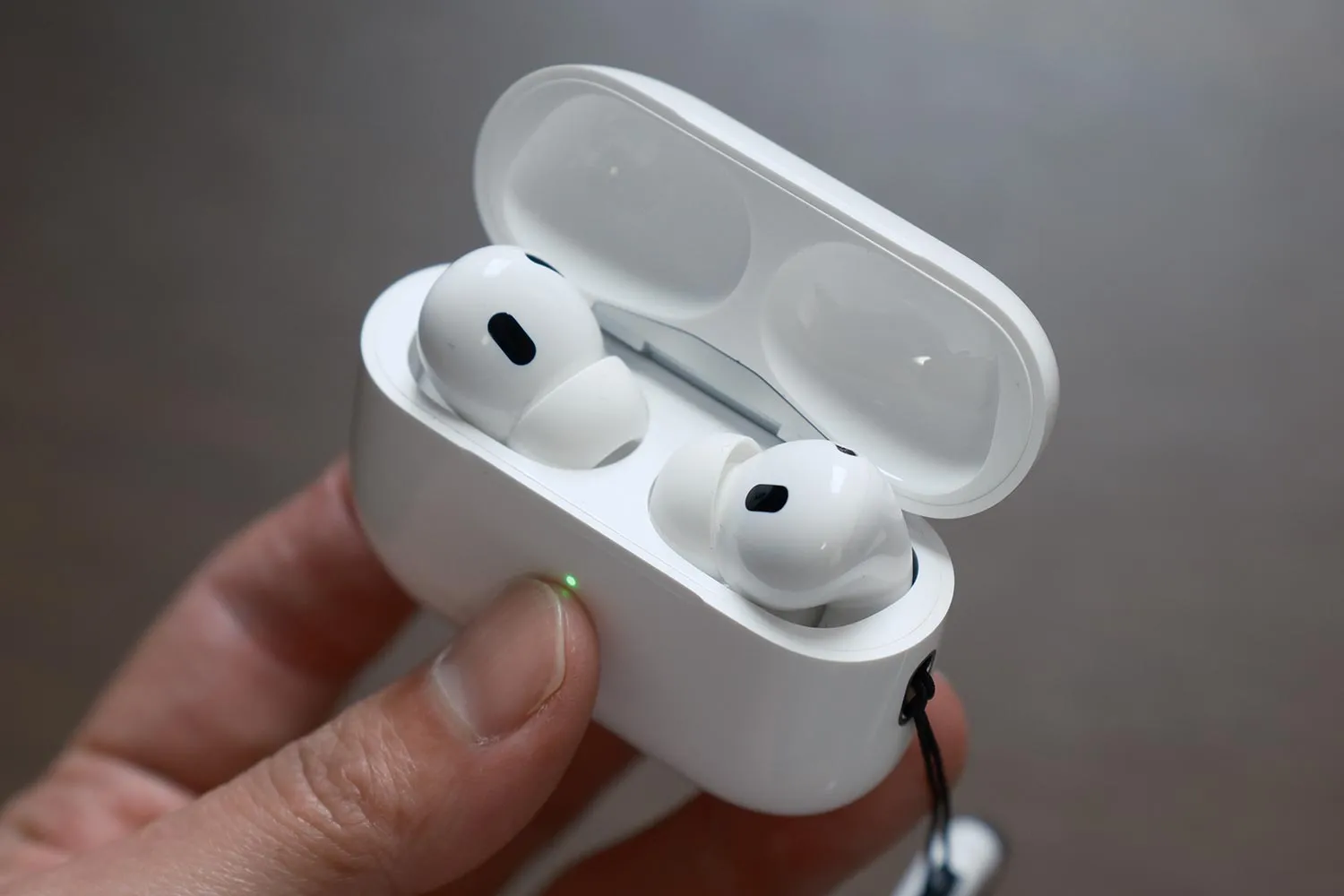 AirPods 充電ケースでイヤホンを充電