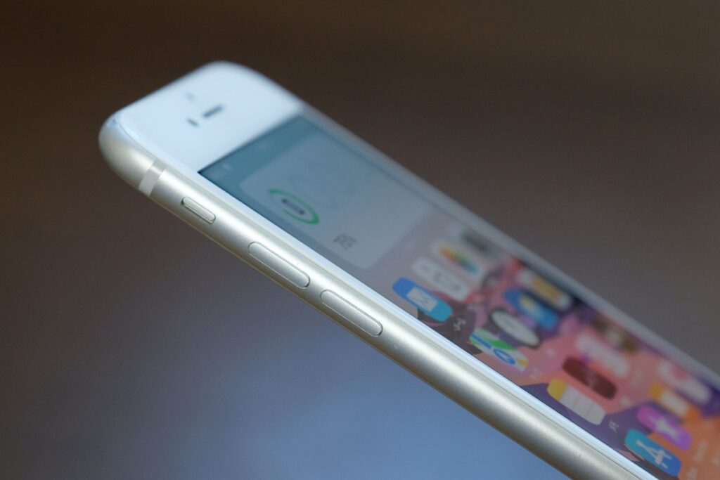 iPhone 8 ミュートボタンと音量ボタン