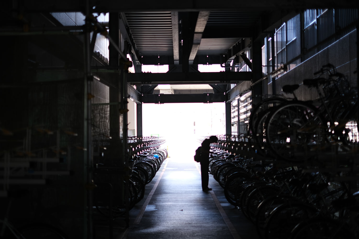 X-T3 + XF35mmF1.4(明暗差のある駐輪場)