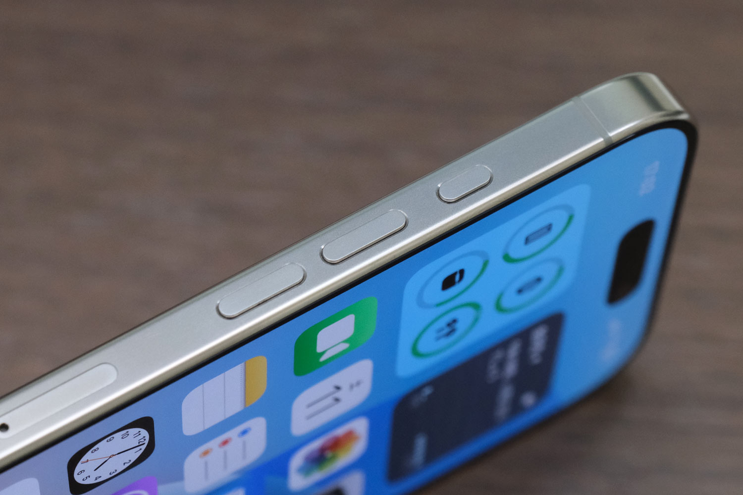 iPhone 16 Pro チタニウムフレーム