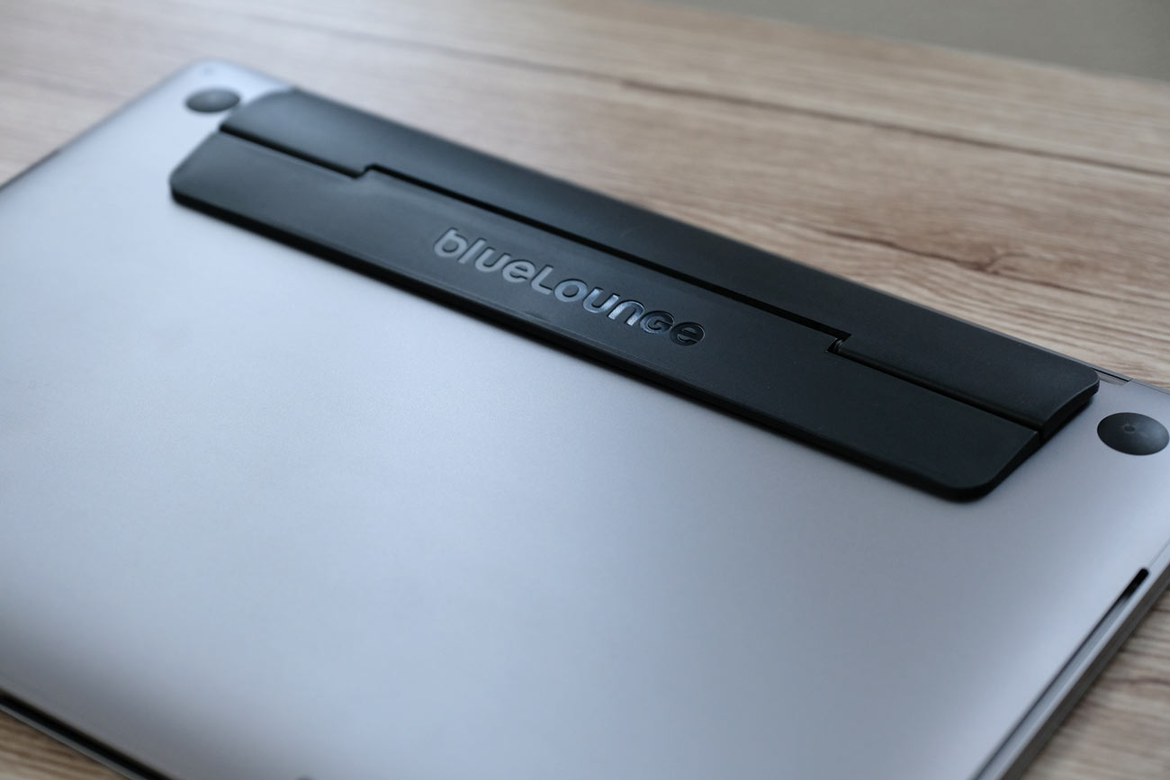 MacBook Proのキックスタンド
