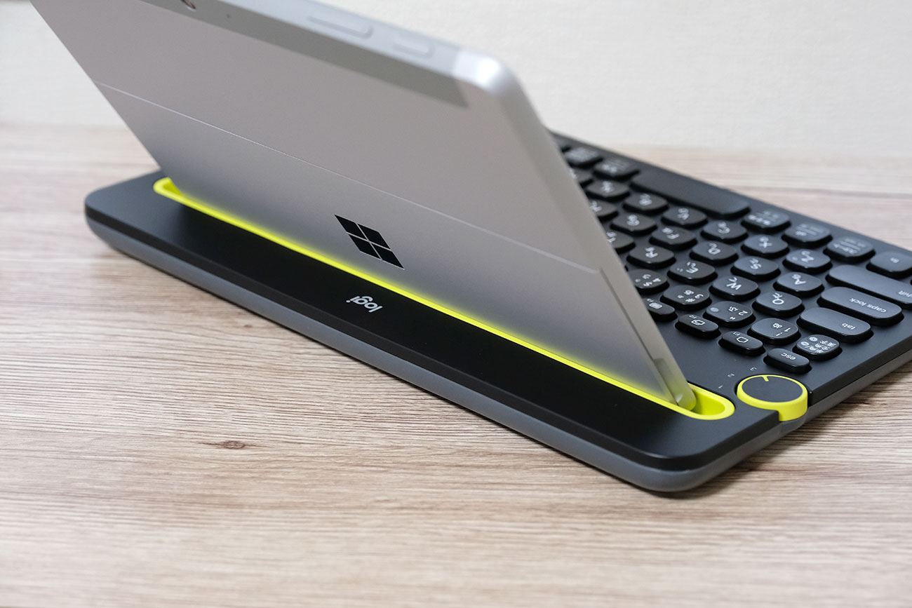 Logicool K480 + Surface Go 背面から見ると