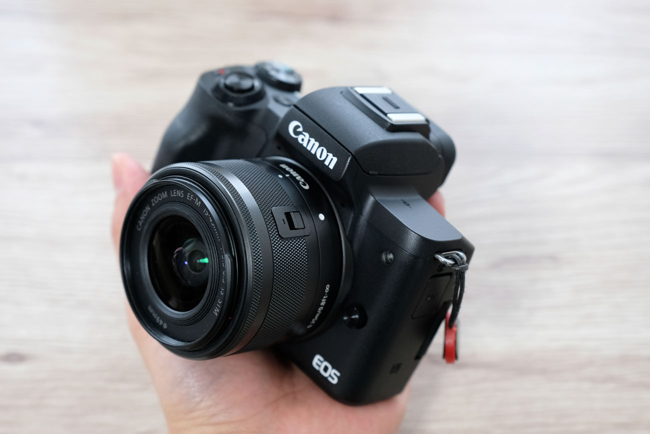 EOS Kiss M 片手サイズ