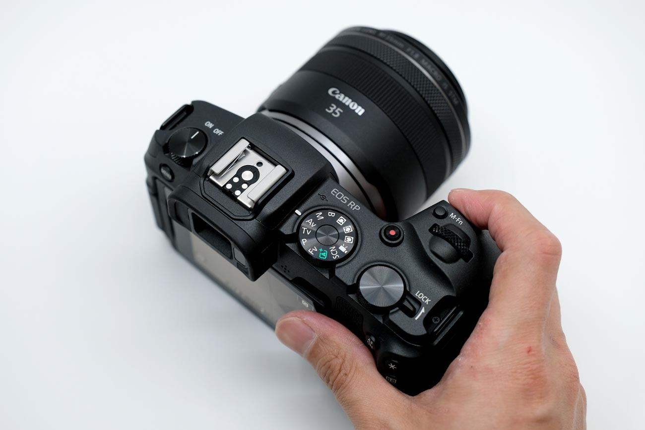 EOS RPとRF35mm MACRO 手で持った時の大きさ