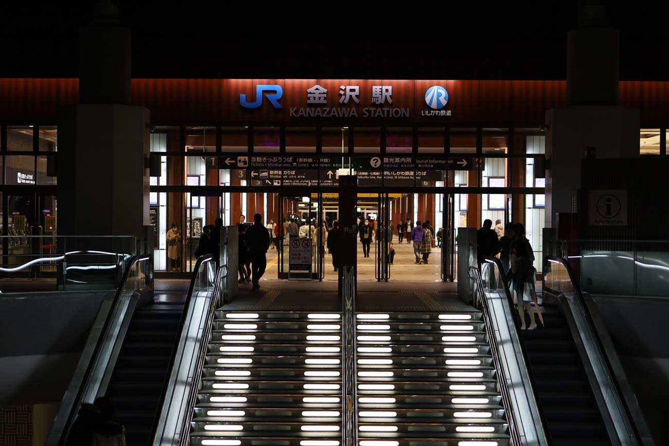 EOS RP + RF35mm MACRO(金沢駅 入り口)