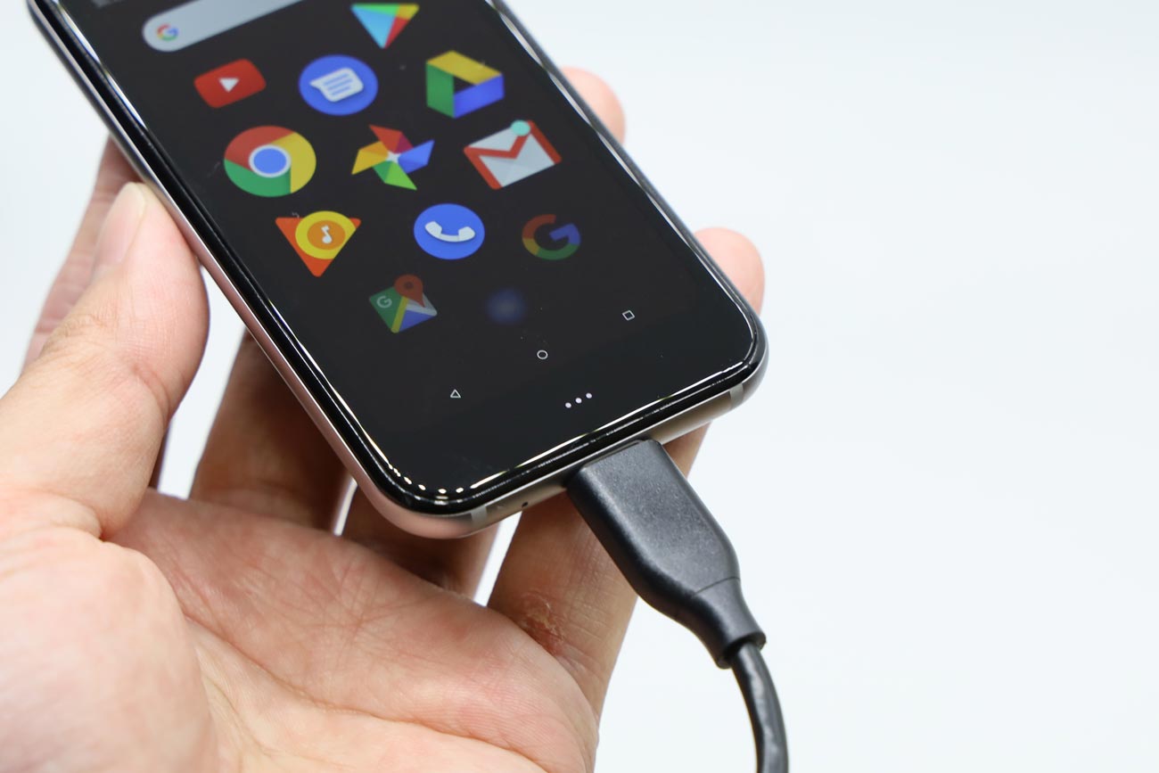 Palm PhoneにUSB-Cを接続