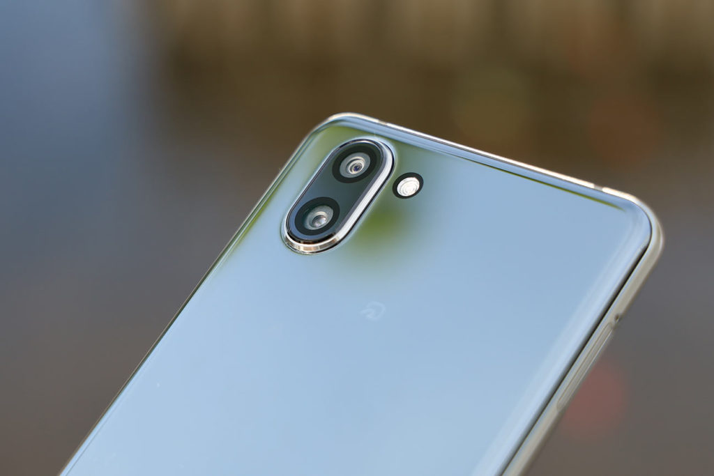 AQUOS R3 鏡面仕上げの背面パネル