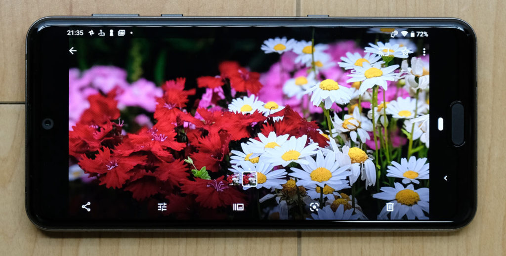 AQUOS R3 Pro IGZOディスプレイ