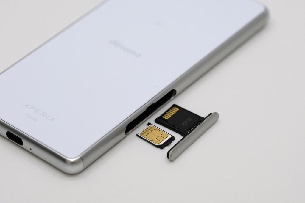 Xperia Ace SIMカードとSDカードスロット