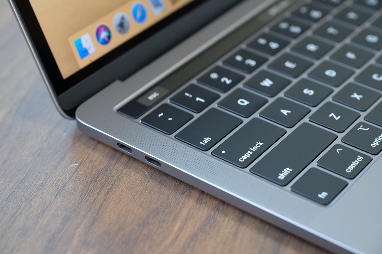 本体左側のUSB-C(Thunderbolt 3)ポート