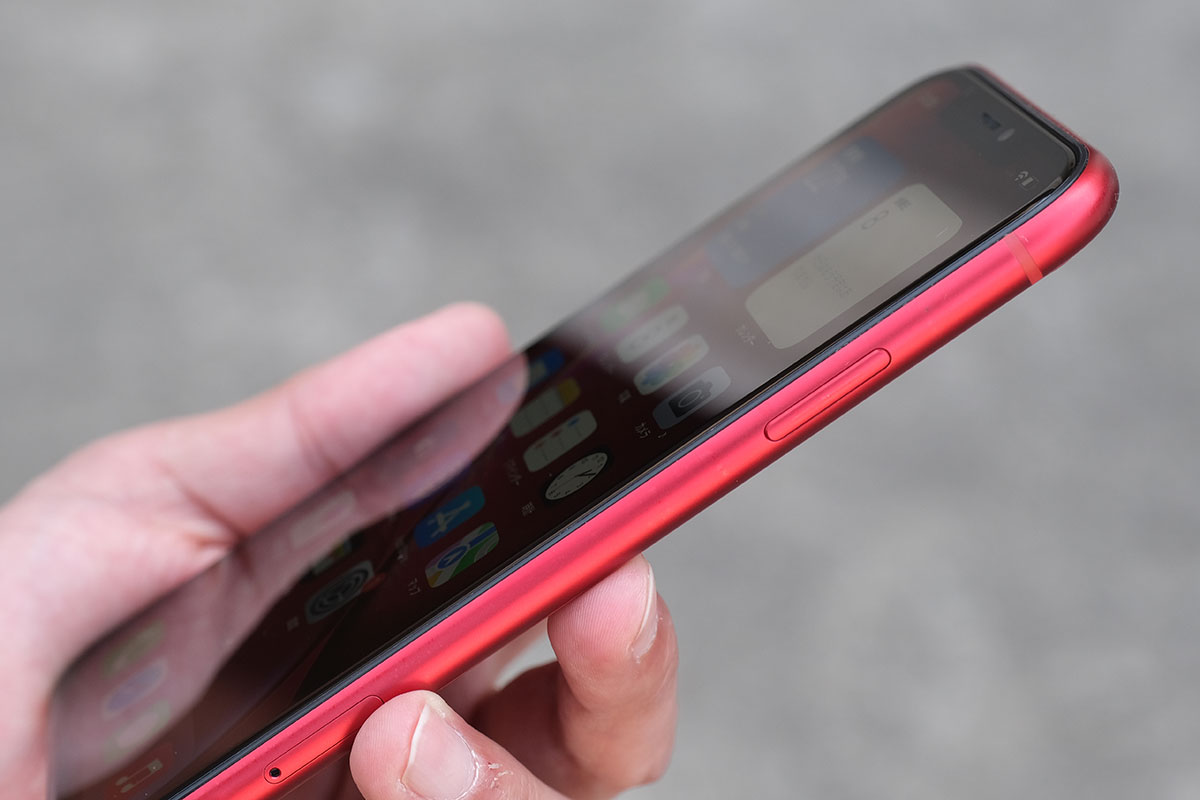 iPhone XR 筐体右側