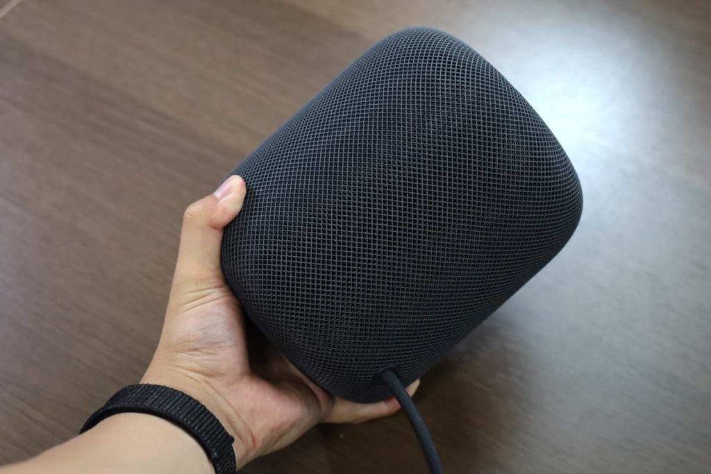 HomePodを手で持ったサイズ感