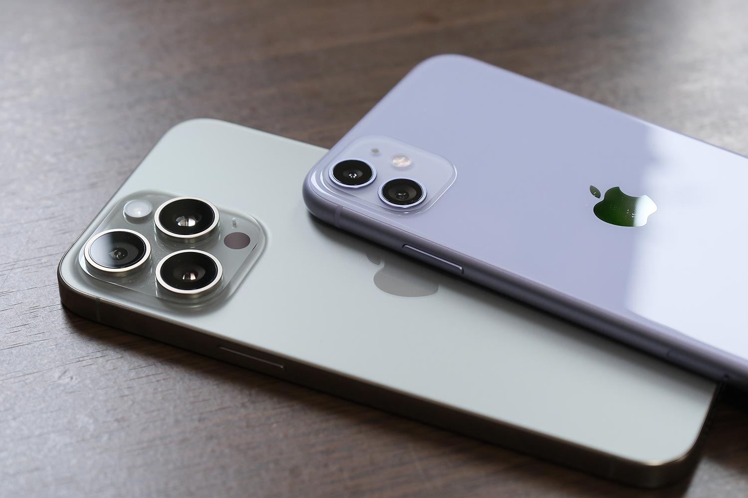 iPhone 15 Pro MaxとiPhone 11