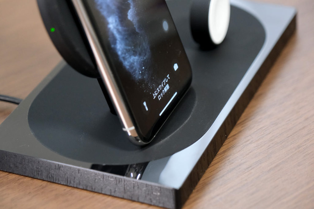 iPhoneを充電スタンドに乗せた状態