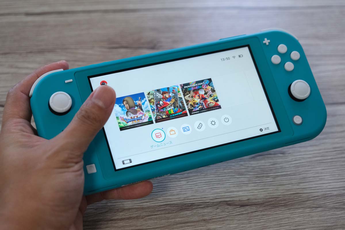 ニンテンドースイッチライト 手で持ったところ