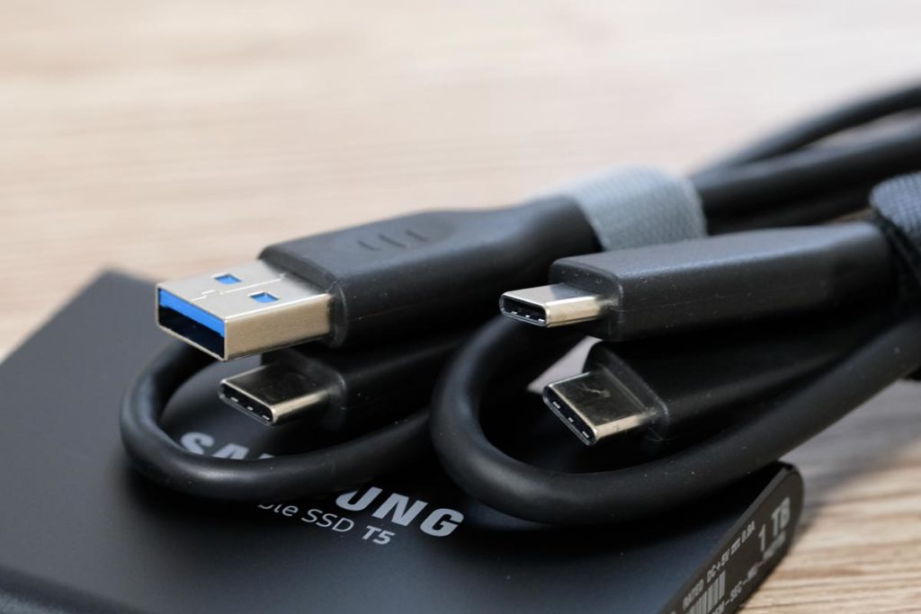 USBケーブルは2タイプ