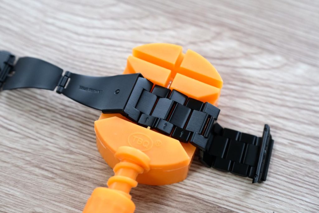 ピンを外す工具が付属している