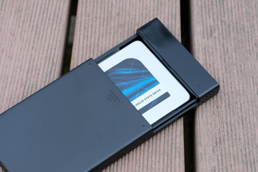 SSDをケースに入れる