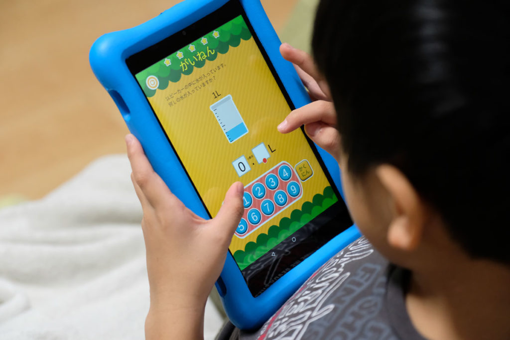 Fire HD 8を手で持って勉強をする