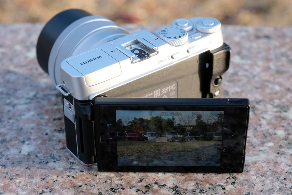 X-A7はバリアングル液晶に対応