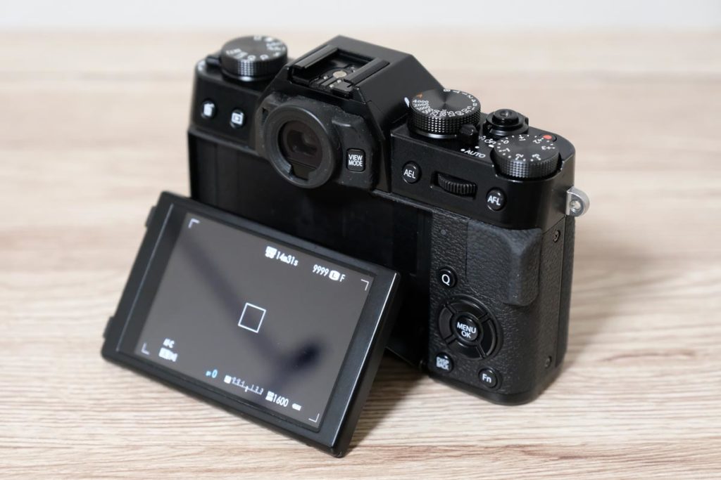 X-T10はチルト液晶を採用している
