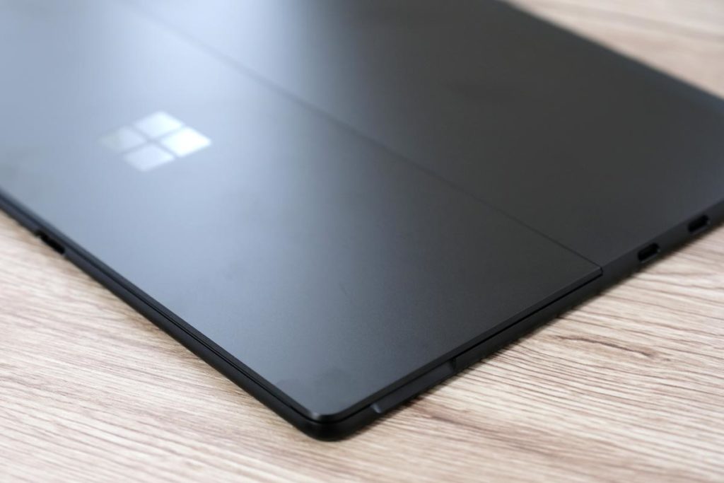 Surface Pro Xの筐体の薄さ