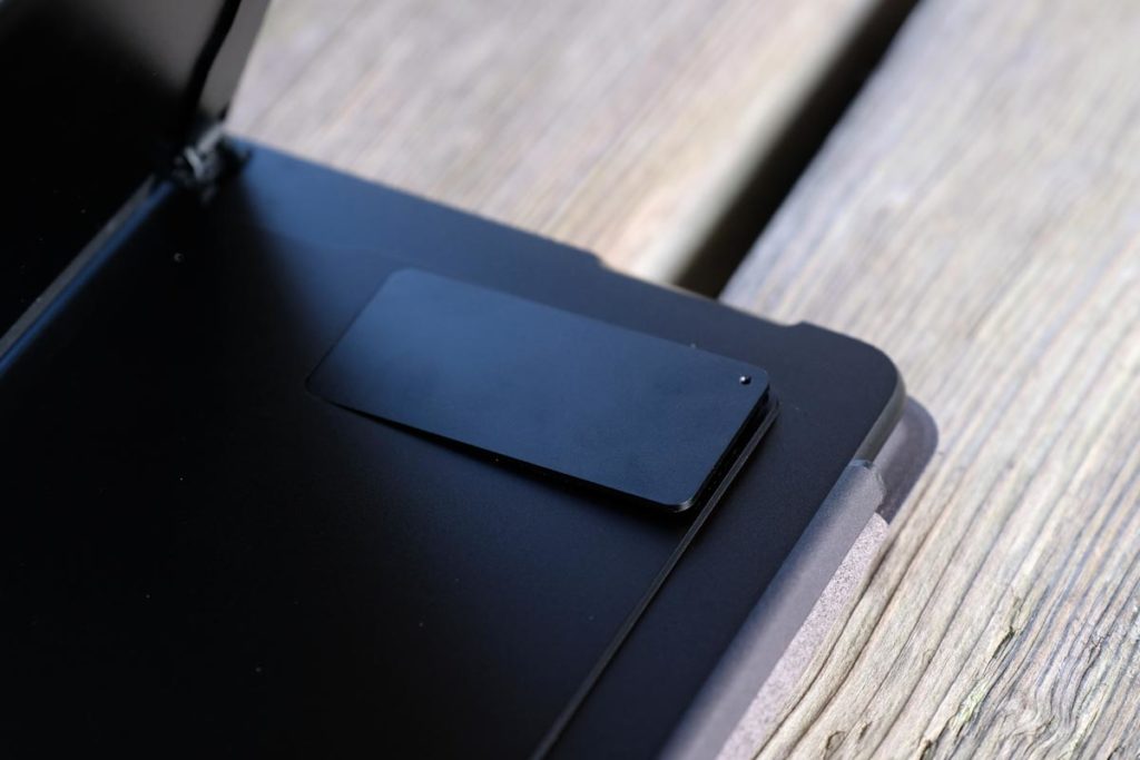SSDストレージ・SIMカードスロットのカバーを外す