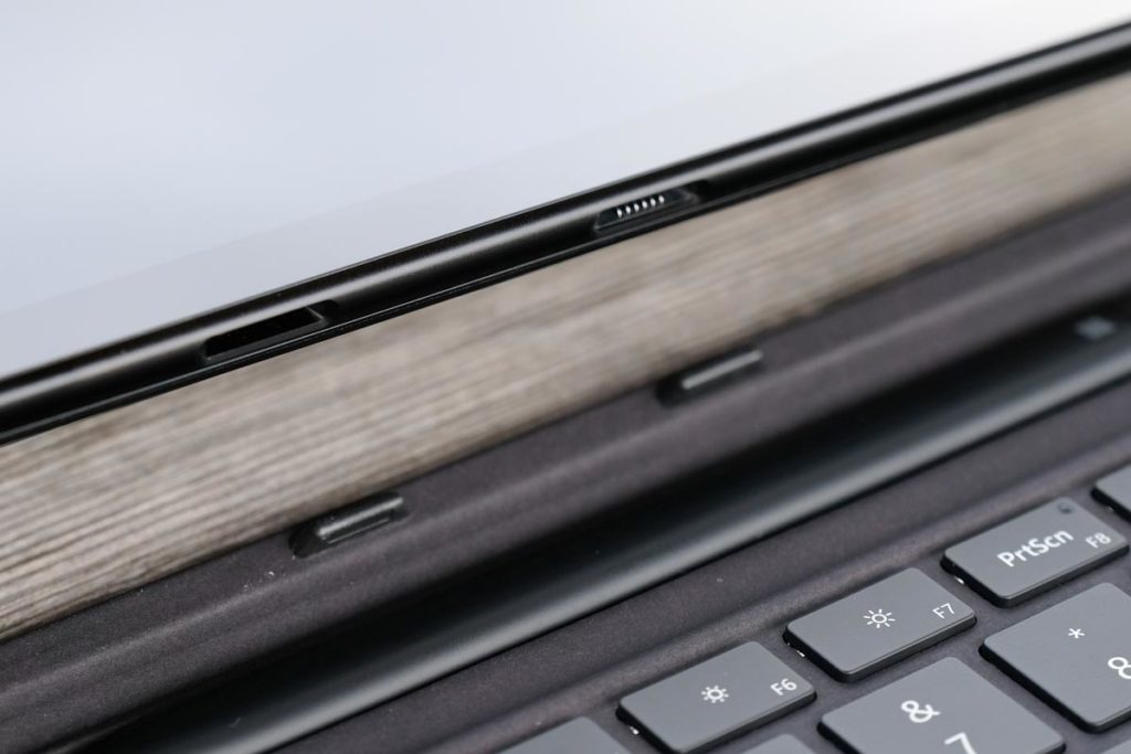Signatureキーボードのコネクタ
